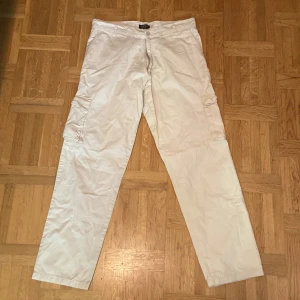 Cargopants / Cargobyxor - Cargobyxor i storlek M från BooHooMAN. Beige färg.