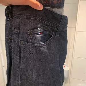 Hej, säljer jeans från Tommy Hilfinger Denim. Kostar runt 1000kr nya. Nyskick endast testade 2 ggr. Loose fit och riktigt bra passform! 32/34 