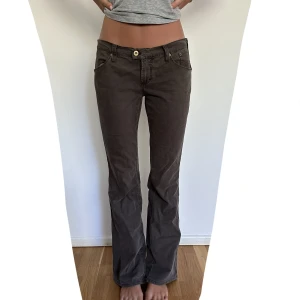 Dolce&Gabbana byxor - De perfekta lågmidjade byxorna. Vintage Dolce & Gabbana. Byxlinningen mäter 43cm och innerbenslängden är 83 cm. Modellen är 177 som referens. Dessa är ett sjukt coolt och snyggt vintage-fynd verkligen⭐️🌸