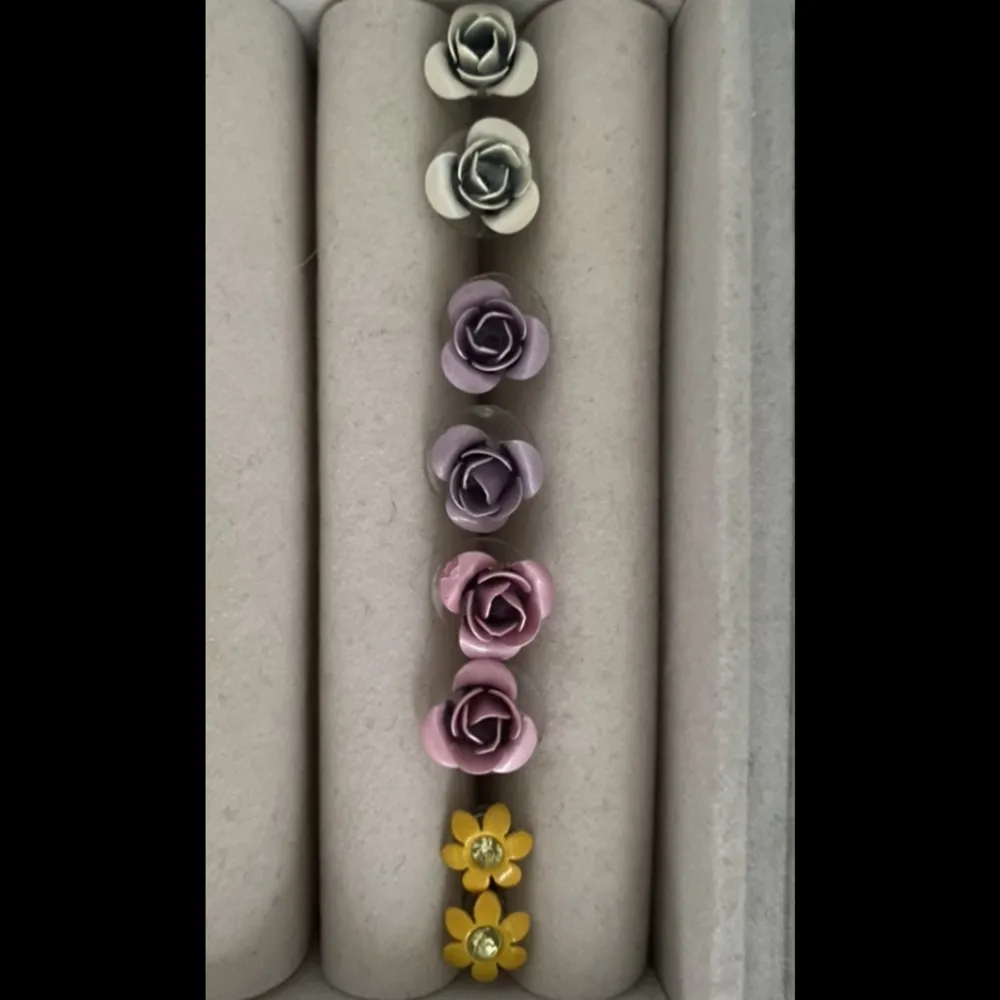 Örhängen med blommotiv från glitter i olika färger. 4 för 40 kr, 3 för 35 kr, 2 för 30 kr och 1 för 20.. Accessoarer.