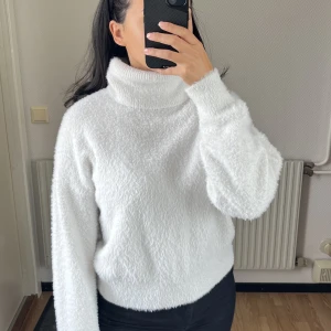 Fluffig vit tjocktröja  - Vit långärmad tjocktröja i fluffigt material. Köpt på H&M 🤍  Storlek S men passar även XS 