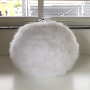 Lampa - En lampa med små vita fjädrar! Har ett varmt och mycket bra ljus! Jag säljer den pga att jag renoverar mitt rum från barn rum till tonårsrum, och därför vill jag ha en annan.🫶🏻🌸 Lampan hängs  upp med hjälp av sladd! Väldigt bra skick!🤩💗