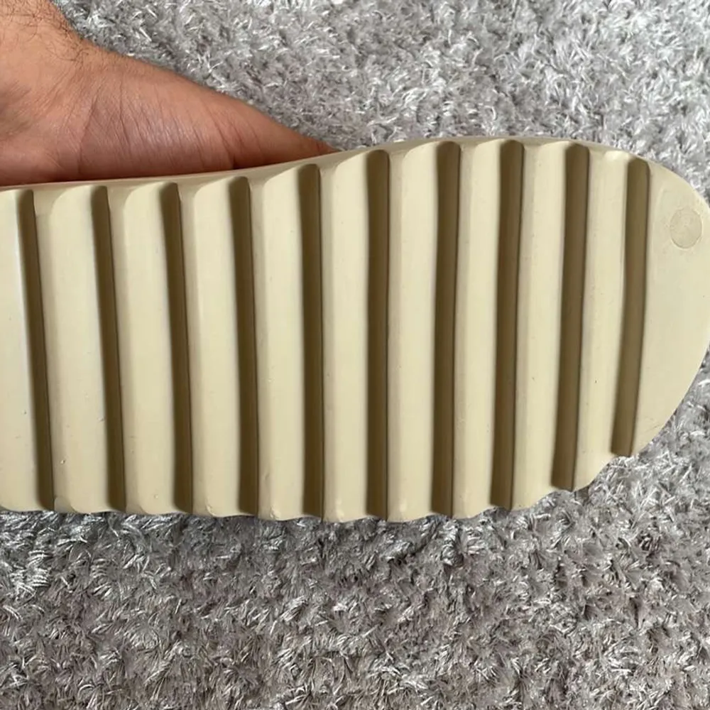 Säljer helt nya yeezy slide med färgen warm sand i storlek 43 då vi är ett UF företag med namnet Force Fashion som har valt att sälja denna tofflan. Den är helt ny aldrig använd. Det medföljer såklart boxen med. Dom är lite små i storleken bara för att ti. Skor.