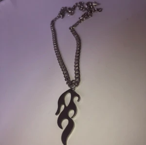 Halsband  - Eldflamma halsbandet 20kr  Andra halsbandet 15kr  Frakt 15kr 