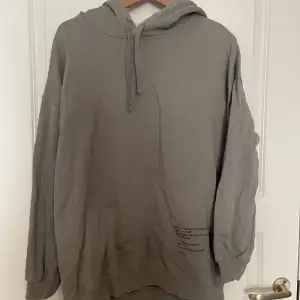 En grå grön aktig hoodie från hm. Ganska oversized i storlek. Använd ett fåtal gånger. 