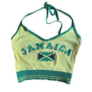 jamaica topp - halterneck topp med jamaica tryck! perfekt på sommaren! var tidigare stl m/l men har sytt om till stl s/m