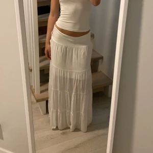 Långkjol - Super gullig långkjol perfekt nu i sommar☀️ säljer då jag har liknande. Bara att skriva vid frågor☺️