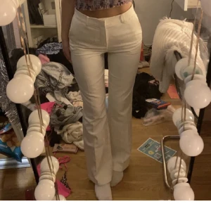 Vita kostymbyxor  - Säljer mina vita kostymbyxor från bikbok då jag inte använder dem längre! De är i bra skick, Inga synliga defekter ☺️ hör av er vid minsta intresse! 