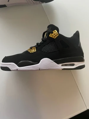 jordan 4 royalty - säljer mina jordan 4 royalty för ett bra pris. De är i helt oanvända och i perfekt skick. 