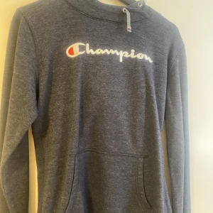 Champion hoodie - Champion hoodie i strl XL, liten i storleken så passar nog en L. Den har en luva som ej syns på bilden ☺️