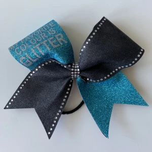 Cheerbow - Cheerbow i fint skick. Köpt för något år sedan på cheertävling. Text på vänster sida ”My favorite color is glitter”. Har fler cheerbows till salu ifall ni är intresserade