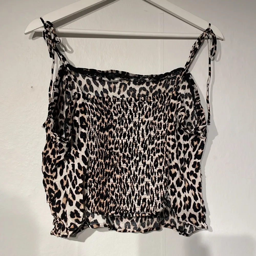 Fint leopard linne, använt ett par gånger men är i bra skick. . Toppar.