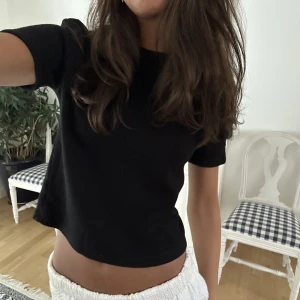 Stickad T-shirt  - Säljer denna väldigt användbara stickade T-shirten! Den är i super mjuk material!💕