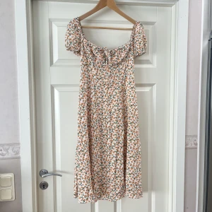 Blommig klänning - Säljer denna blommiga klänningen som är i stl 36. Helt oanvänd<3