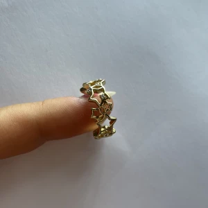 gullig ring - ring i guld med stjärnor och diamanter på 🩷