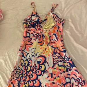 sommar klänning  - söt klänning som aldrig är använd, säljer på grund av att den är för stor och för att den inte kommer till användning längre. vet tyvärr inte vilket märke det är.