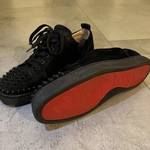 Christian Louboutins - Säljer min killes Louis Junior Spikes, (Christian Louboutins) då dom inte används längre. En spik är lite lös, därav lågt pris samt vill bli av med dem snabbt. Utöver detta är skorna i bra skick. Extra snören, extra spikar, kartong och kvitto tillkommer