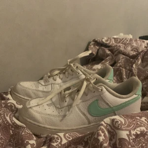 Skor💕 - Hejj! Jag säljer ett par äkta Nike air. Hoppas ni vill köpa💕köparen står för frakten!🤭