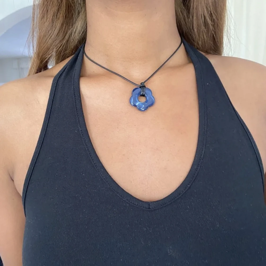 Tillverkade halsband med blomma