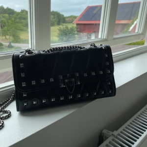 Väska med nitar  - Jätte fin väska med nitar i bra skick, vet inte märke 