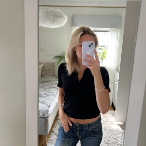 Svart t-short - Svart t-shirt med v-ringning från Gina tricot i storlek M. Knappt använd så i mycket bra skick.