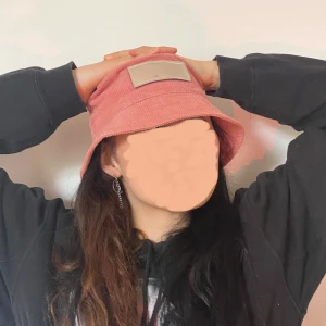 Bucket Hat MONKI - Bucket Hat från MONKI! Knappt använd🫶🏻☀️