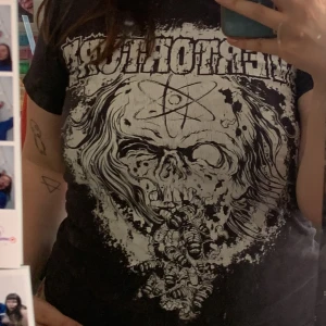 Metal t-shirt  - En snygg overtoture t-shirt! Väldigt bra skick i storlek S men passar mig som är M/L!💓 