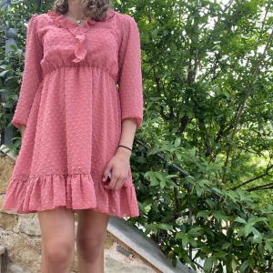 Söt sommarklänning  - Supersöt sommarklänning i en fin rosa färg💘. Stl 160 men passar mig som är xxs-xs/s. Superfin och passar perfekt till sommarkvällar