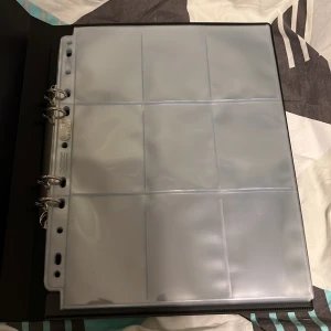 Ultra Pro 9 pocket pages med 4-ring binder - 25st 9 pocket ultra pro pages köpta från Coolcard. Inte ens hälften av de är använda! Pages säljs tillsammans med bindern/pärmen