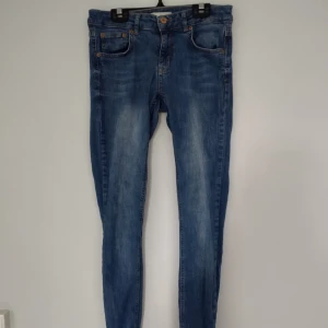 Blåa skinny jeans - Stlk: 40  Hög midja