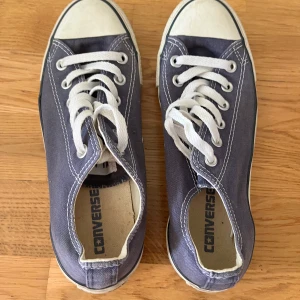 Converse låga stl 38 mörkblå - Använda men i gott skick! Säljes då jag inte använt dessa på år! Köparen står för frakt, kan mötas upp i Stockholm. 