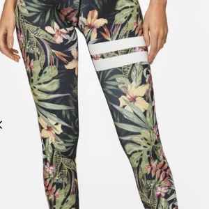 Stronger  - Säljer mina stronger byxer som är low waisted de bilderna är på min mamma och hon har storlek S- M i byxor annars och dessa är u storlek S köpta för 799 o h säljer för 299-200 