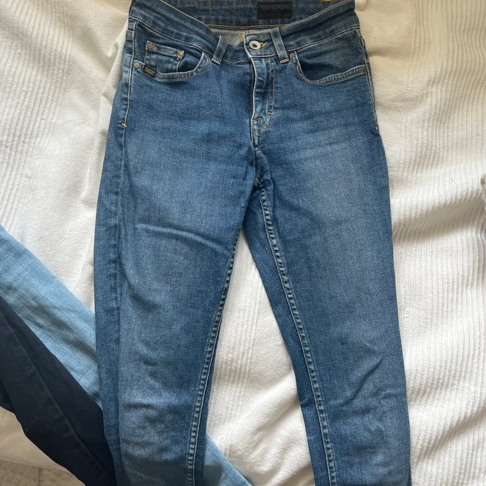 Tajta jeans med medelhög midja Bra kvalitet  Hittar ingen storlek i dem men skulle säga att de är som en xs. Jeans & Byxor.