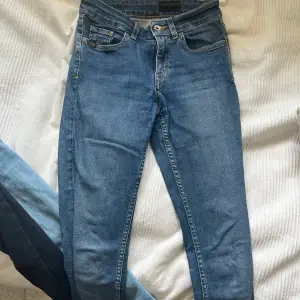 Tajta jeans med medelhög midja Bra kvalitet  Hittar ingen storlek i dem men skulle säga att de är som en xs