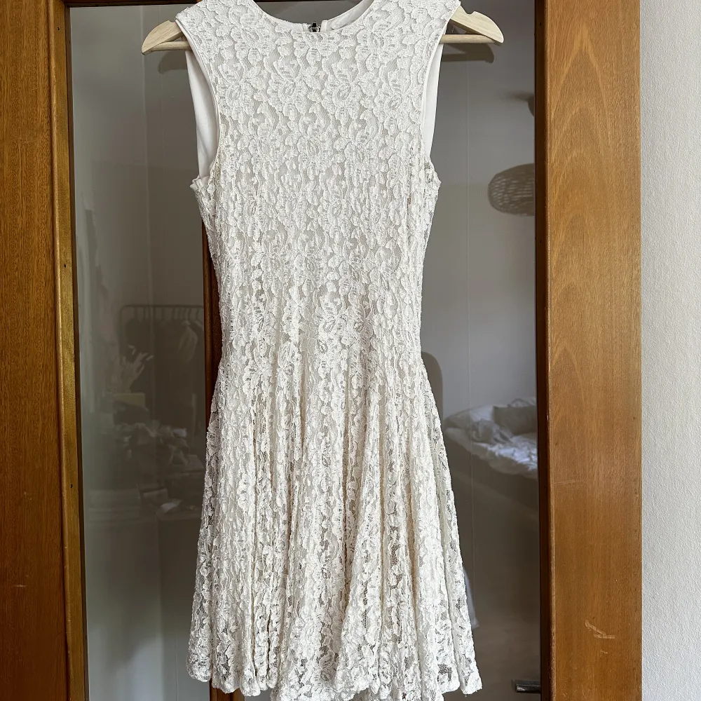 Vit blommig lace klänning i storlek 34. I använt skick. Kan skickas eller mötas upp i Karlstad. . Klänningar.