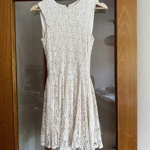 Vit blommig lace klänning i storlek 34. I använt skick. Kan skickas eller mötas upp i Karlstad. 