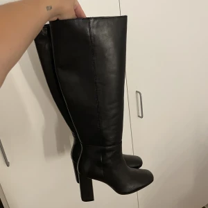Stövlar från nakd - Halt oanvända svarta stövlar från nakd💘 säljer pga lite för små. Endast testade, inte använda ute! 