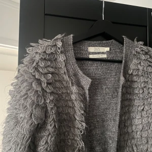 Stickad kofta - Snygg stickad kofta, aldrig använd