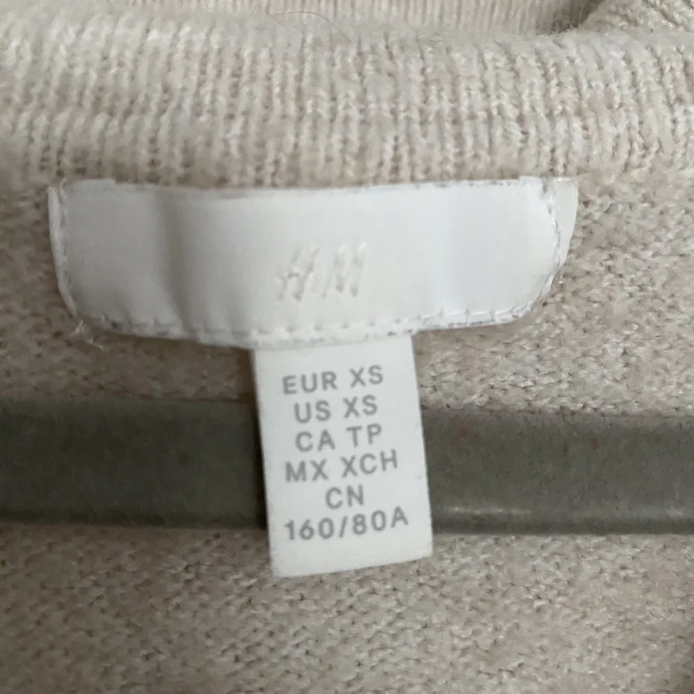 Säljer denna beiga stickade tröja från hm med v-ringning, använd endast 1 gång! säljer för 80kr + frakt🤍. Stickat.