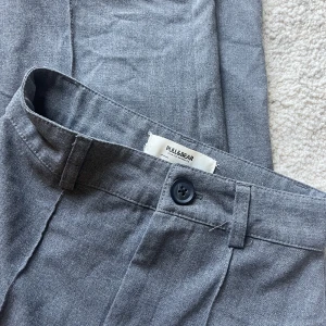Kostymbyxor  - Grå kostymbyxor från pull and bear i storlek Xs