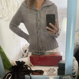 Mysig kofta - Säljer nu denna fina och mysiga  kofta 💘 Tveka inte att höra av er vid intresse eller frågor så svarar jg så fort som möjligt 🥰