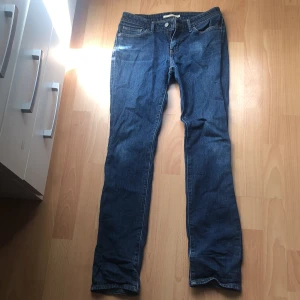 Levi’s jeans - Bra skick, högra bakfickan är lite sliten men inget som märks på avstånd