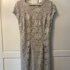 Grå blommig klänning.  - Grå blommig klänning från Selected femme. Använd endast en gång. Storlek 36 men något stor så skulle  även passa en 38 om man vill ha den lite mer åtsittande i midjan. 