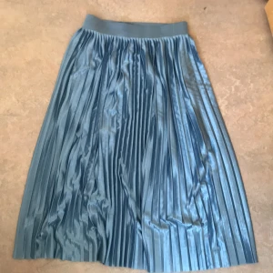 Zara Långkjol - Säljer denna as balla långkjolen då den har blivit för liten för mig. Köpt för 700kr💘 hör av dig vid frågor💕