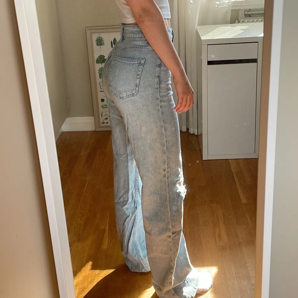 Högmidjade vida slitna jeans från H&M. Allt ska bort så pris kan diskuteras💗 Storlek 34. Jeans & Byxor.