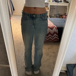 jeans - jättefina lågmidjade jeans från weekday i modellen ”arrow low”, storlek W24 L34 men passar mig som har 25 i midjan💕nypris 590kr