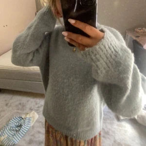 Blå stickad tröja - En jätte fin blå stickad tröja från hm, säljer då jag ej får någon användning av tröjan. Storlek ca men sitter som s