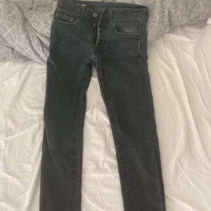 Säljer mina G-star raw jeans  - Säljer mina g-star raw jeans 3301 slim, köpta för 1299kr och har används några gånger men som nu är försmå. Fortfarande i bra form. Är lite försmå för mig som är 179cm  