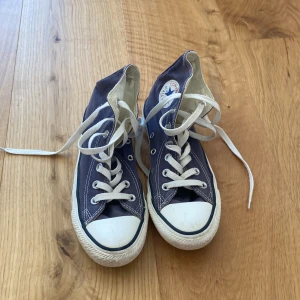 Blåa converse - Blåa converse som är väldigt rena. Det ända slitage de har är att Converse logan är lite smetat