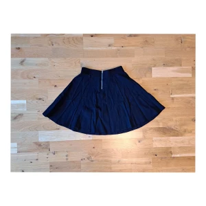 Söt svart kjol - Söt, svart, basic kjol med drakkedja på baksidan